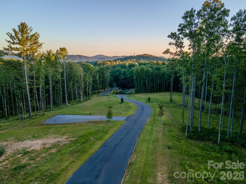 424 Irvine Dr, Fairview, NC 28730