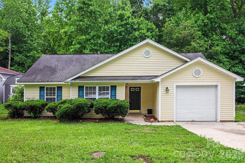 3385 Hunting Wood Ct, Gastonia, NC 28052