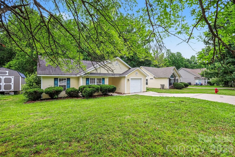 3385 Hunting Wood Ct, Gastonia, NC 28052