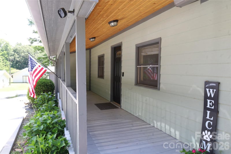 35 Chastain Hill Rd, Mills River, NC 28759