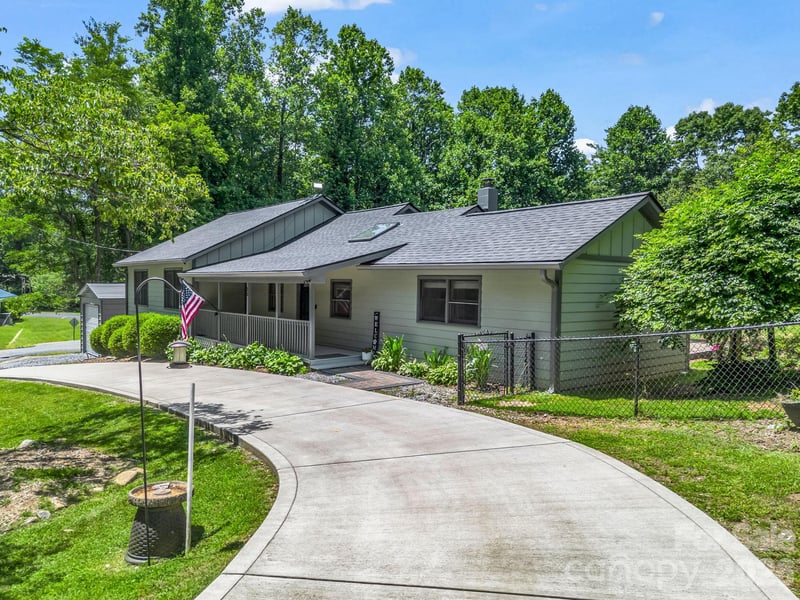35 Chastain Hill Rd, Mills River, NC 28759