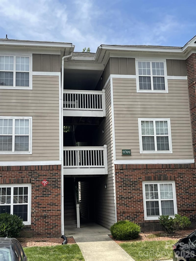 9709 Campus Walk Ln, Charlotte, NC 28262