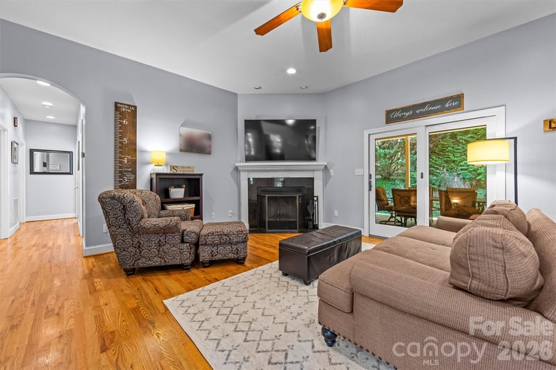 11 Jupiter Hills Dr, Weaverville, NC 28787