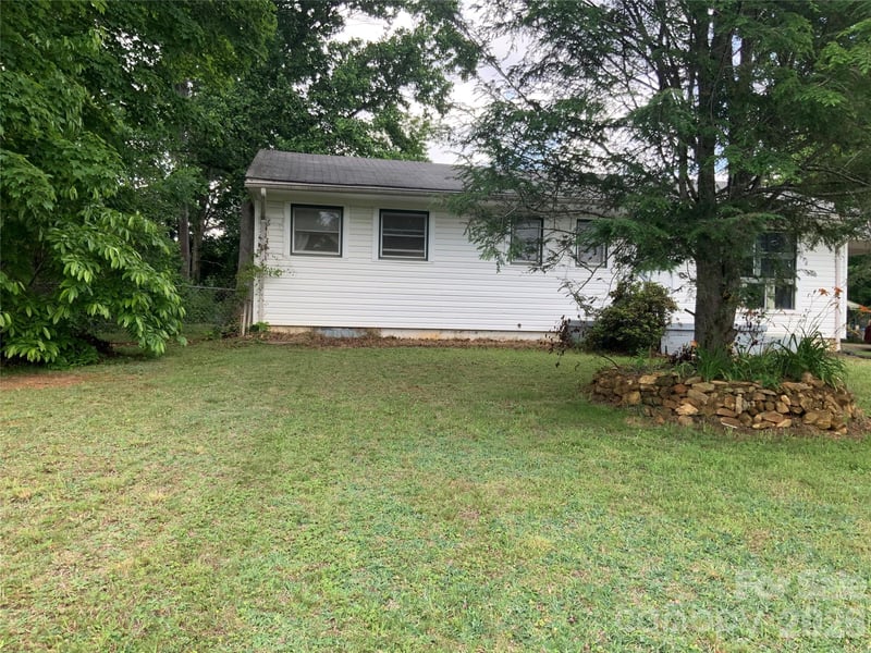 37 Hartshorn Dr, Candler, NC 28715