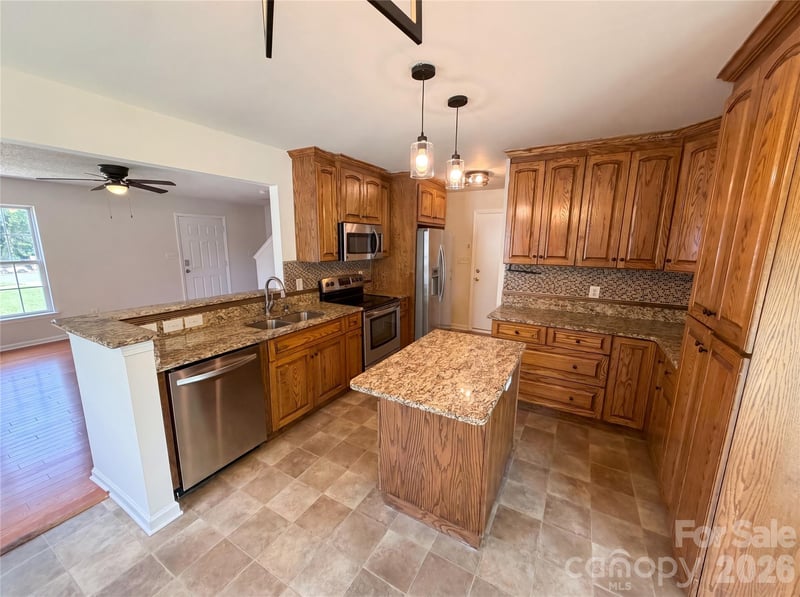 6121 Linda Vista Ln, Charlotte, NC 28216