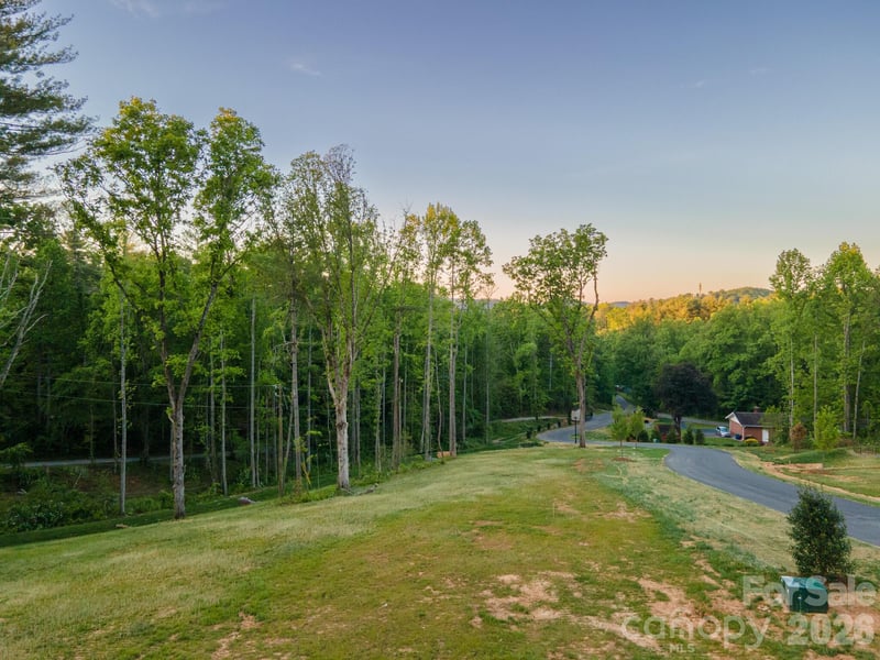 425 Irvine Dr, Fairview, NC 28730