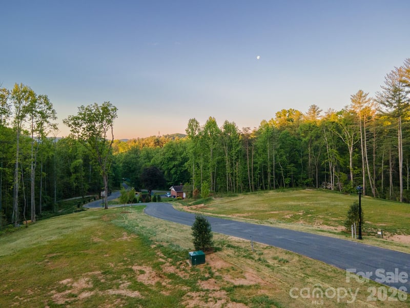 425 Irvine Dr, Fairview, NC 28730
