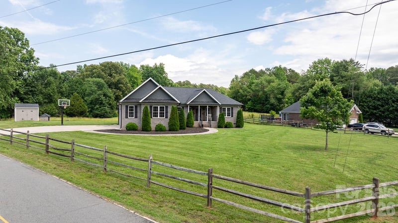 1100 Rainbow Dr, Mount Holly, NC 28120