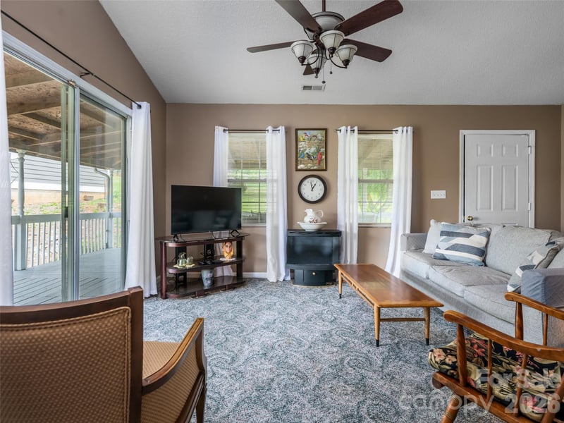 9 Coquina Ln, Leicester, NC 28748