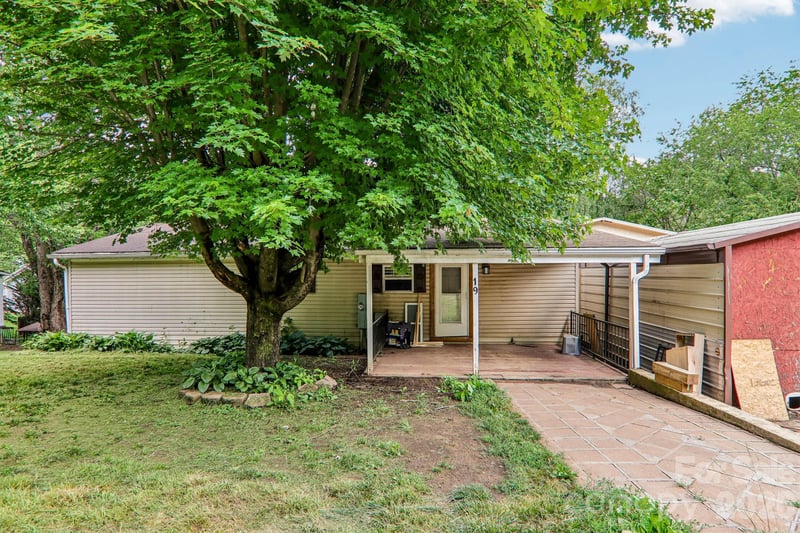 19 Dot St, Clyde, NC 28721