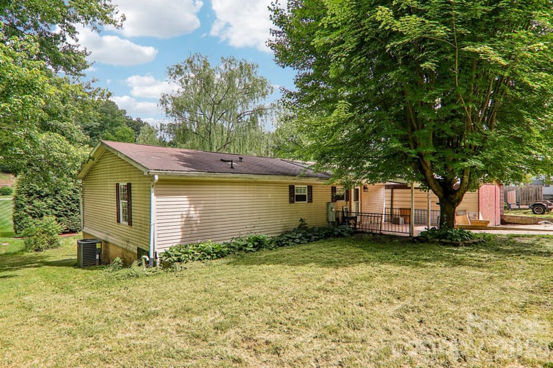 19 Dot St, Clyde, NC 28721
