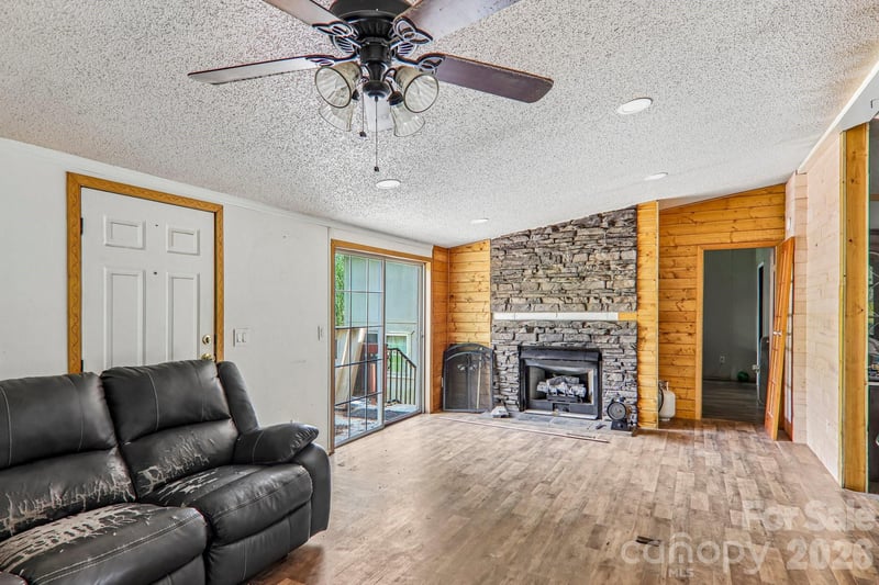 19 Dot St, Clyde, NC 28721