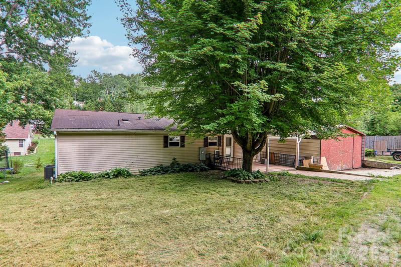 19 Dot St, Clyde, NC 28721