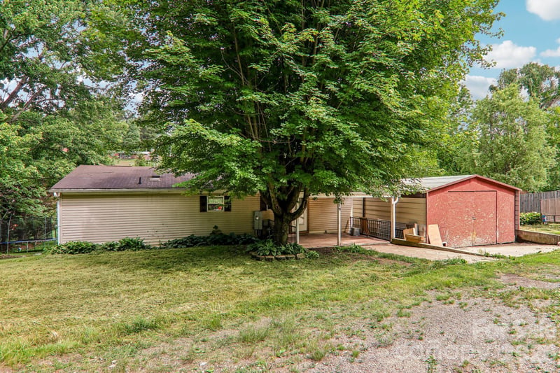 19 Dot St, Clyde, NC 28721