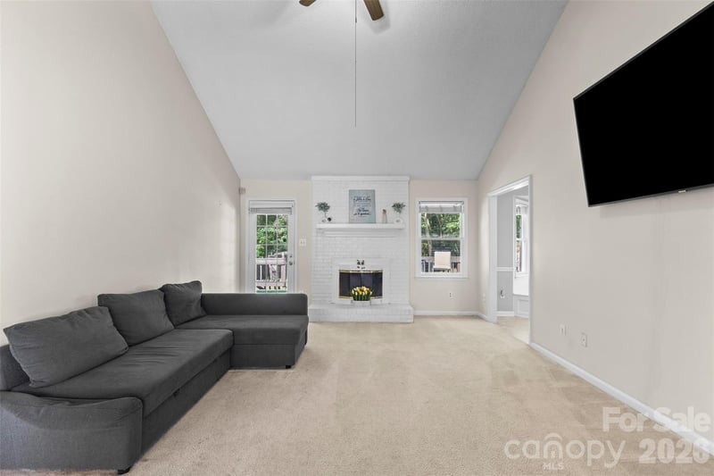 8704 Hornwood Ct, Charlotte, NC 28215