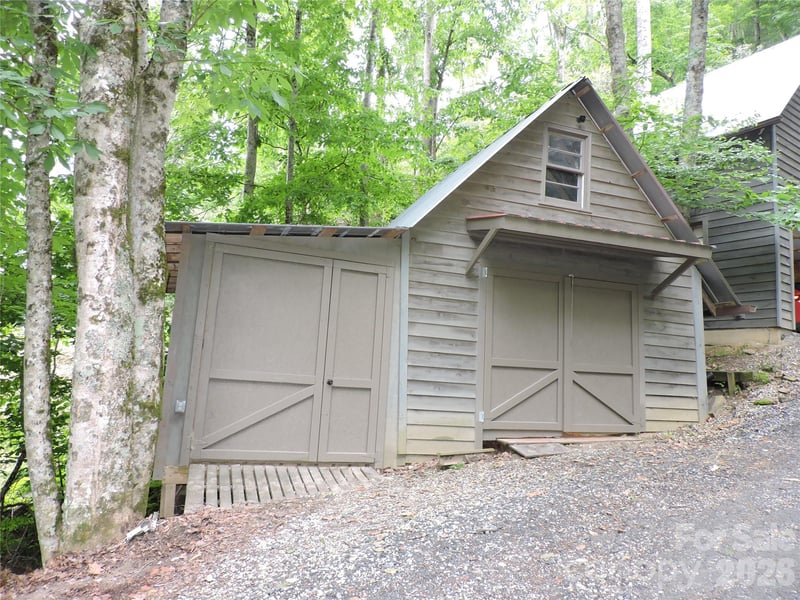 963 Melton Branch Rd, Bakersville, NC 28705