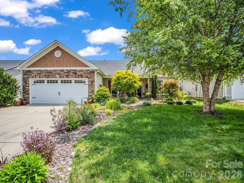 74 Foxtail Ct, Hendersonville, NC 28792