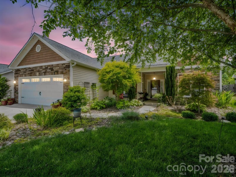 74 Foxtail Ct, Hendersonville, NC 28792