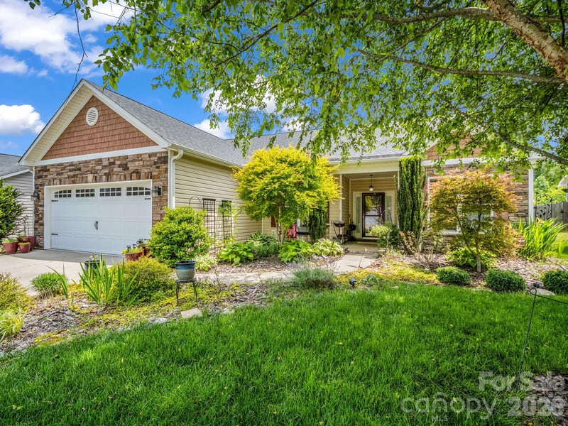 74 Foxtail Ct, Hendersonville, NC 28792