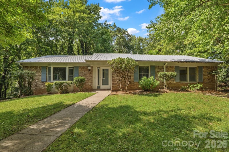 709 Forest Ridge Dr, Hendersonville, NC 28791