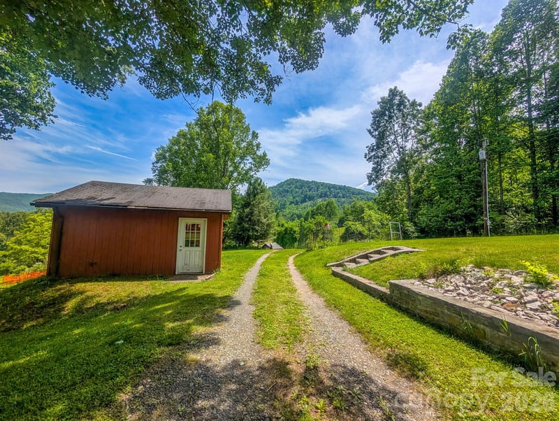 114 Dewberry Ln, Burnsville, NC 28705