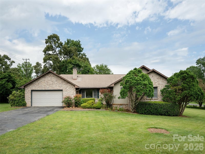 2 Bannerwood Dr, Horse Shoe, NC 28742