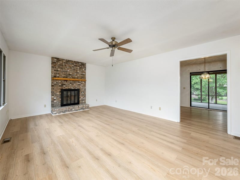 2 Bannerwood Dr, Horse Shoe, NC 28742