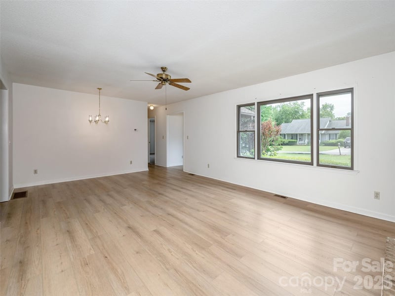2 Bannerwood Dr, Horse Shoe, NC 28742
