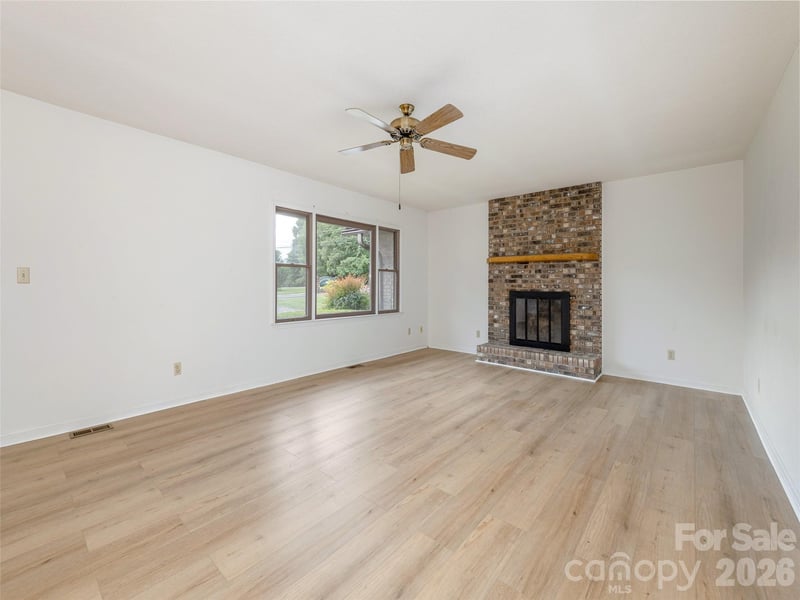 2 Bannerwood Dr, Horse Shoe, NC 28742