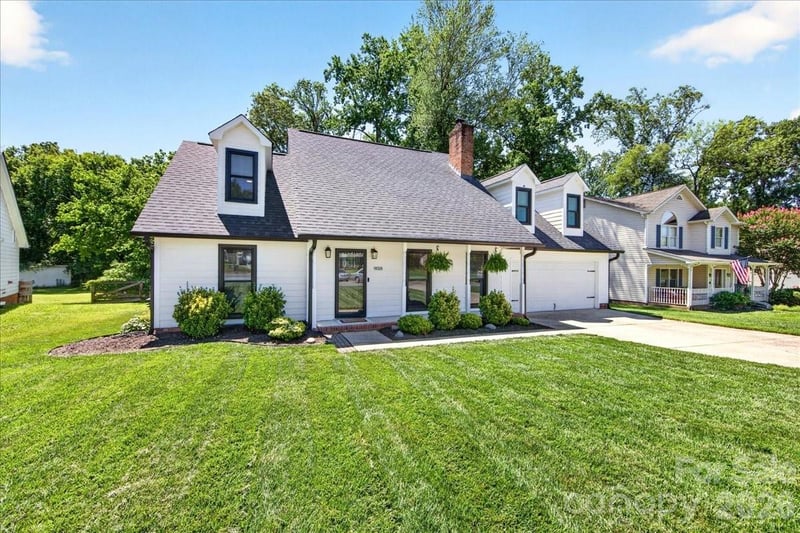 9018 Hunters Pointe Dr, Huntersville, NC 28078