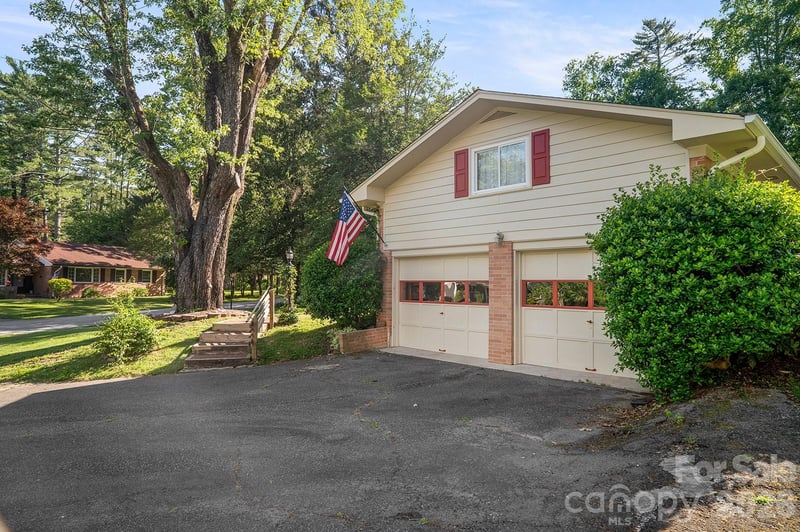 1235 Ashby Ln, Hendersonville, NC 28791