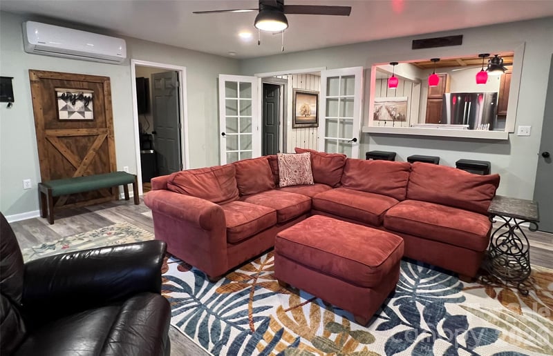 384 Bear Cub Dr, Spruce Pine, NC 28777