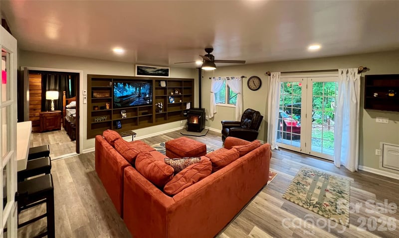 384 Bear Cub Dr, Spruce Pine, NC 28777