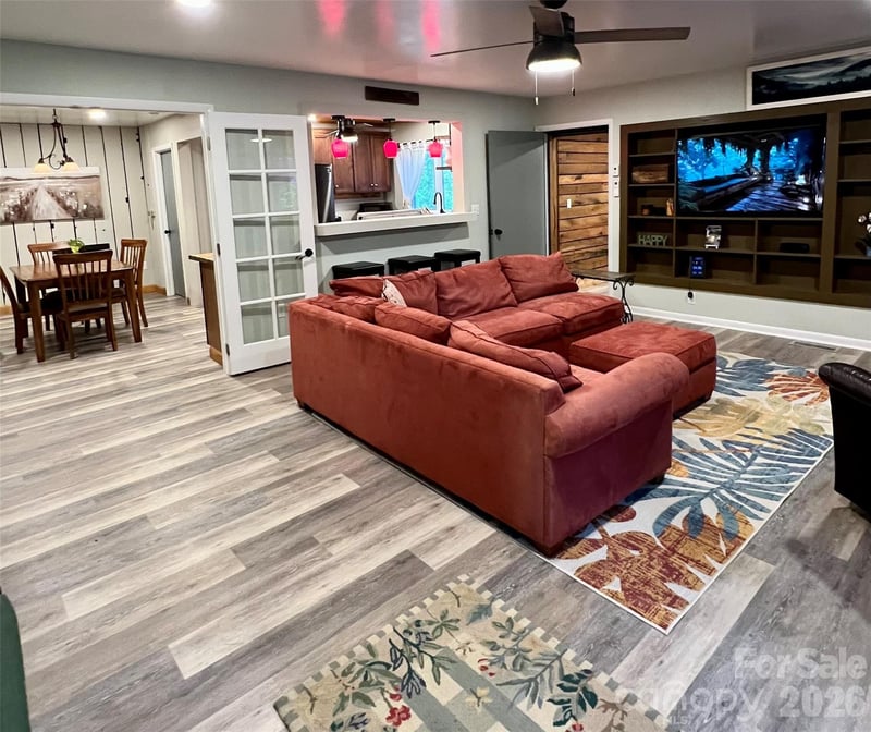 384 Bear Cub Dr, Spruce Pine, NC 28777
