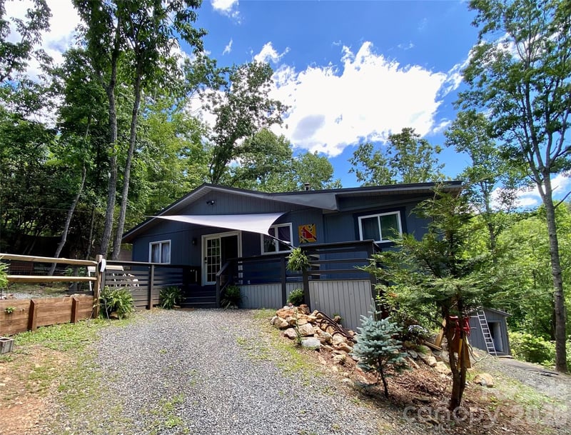 384 Bear Cub Dr, Spruce Pine, NC 28777