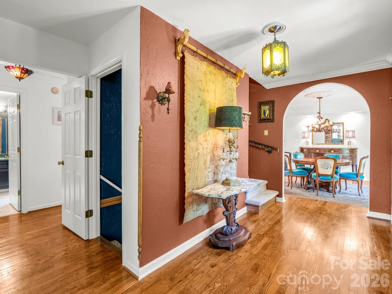 8 Sunny Ridge Dr, Asheville, NC 28804