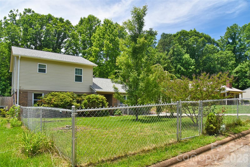 115 Wicklow Dr, Asheville, NC 28806