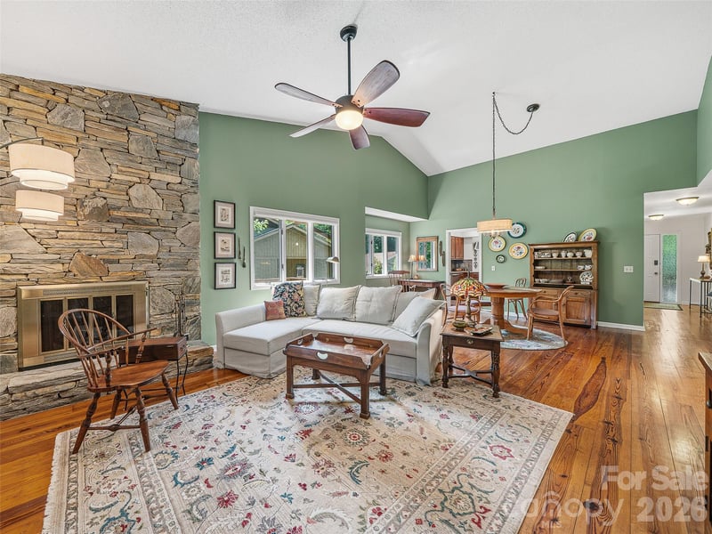 301 White Oak Dr, Hendersonville, NC 28791