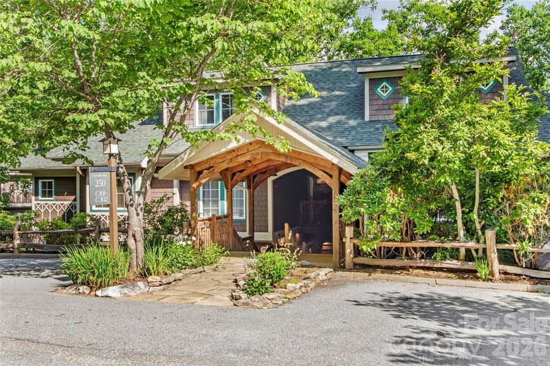 250 Creekside Way #C102, Burnsville, NC 28714