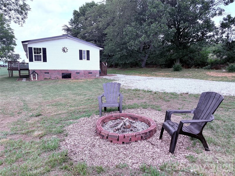 33 Honeysuckle Ln, Taylorsville, NC 28682