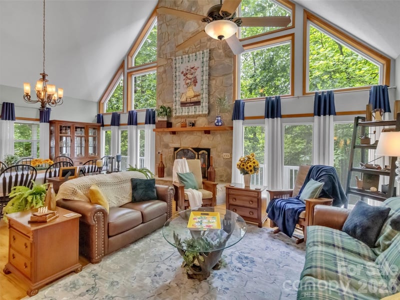 33 Buttercup Pl, Maggie Valley, NC 28751