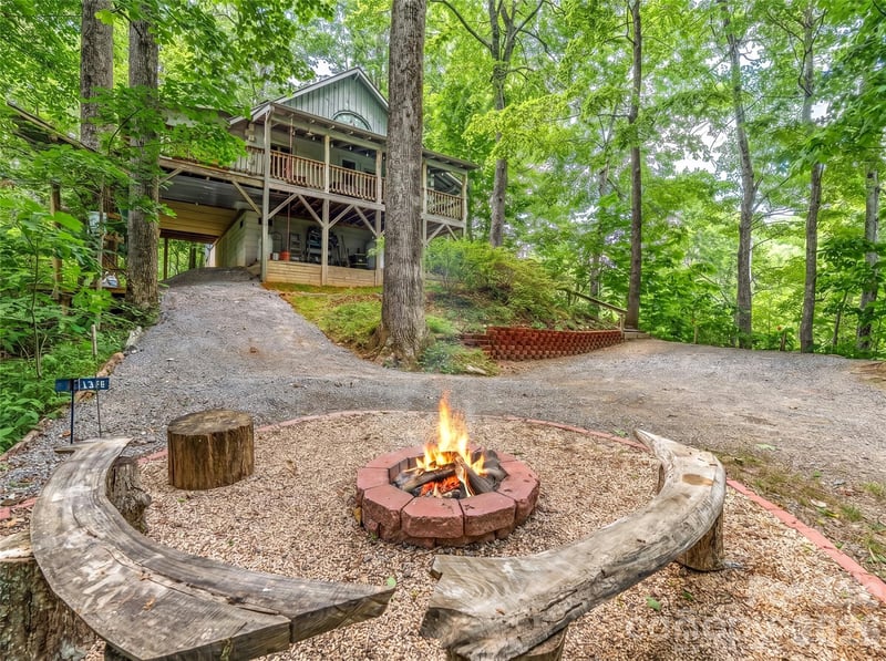520 Patricia Rd, Black Mountain, NC 28711