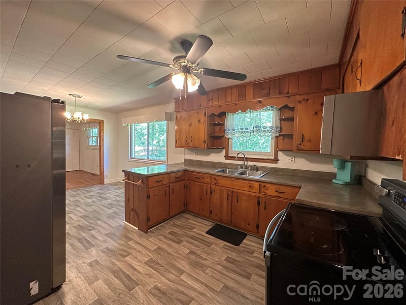 2939 Links Dr, Granite Falls, NC 28630