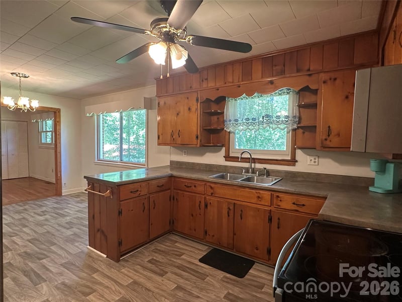2939 Links Dr, Granite Falls, NC 28630