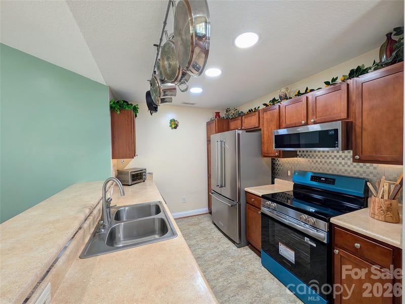 65 Foxden Dr #201, Fletcher, NC 28732