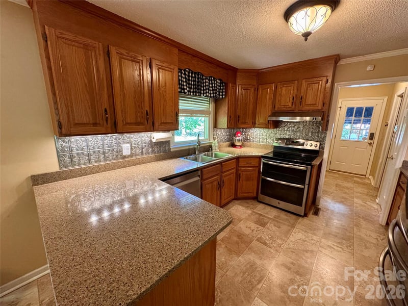 196 Flint Ridge Dr, Concord, NC 28025