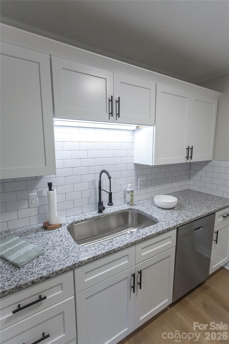 1880 Woodridge Cir, Hickory, NC 28602