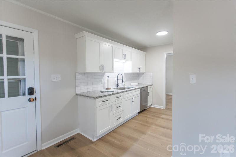 1880 Woodridge Cir, Hickory, NC 28602