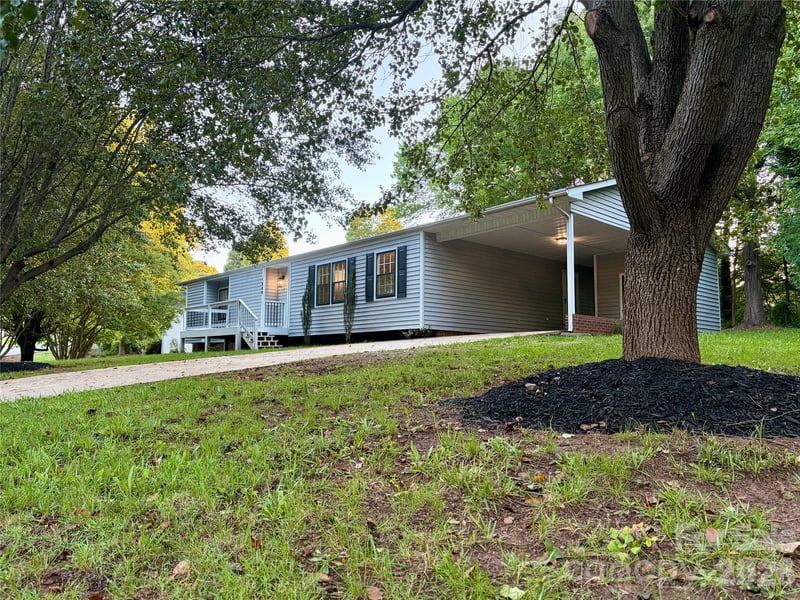 1880 Woodridge Cir, Hickory, NC 28602