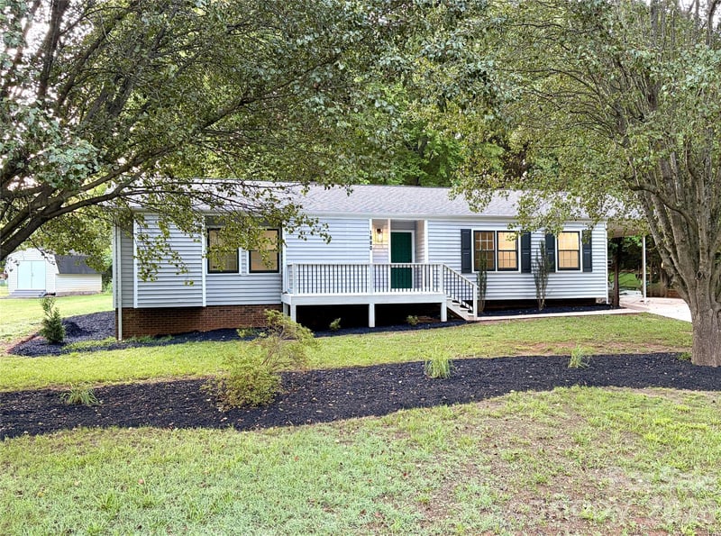 1880 Woodridge Cir, Hickory, NC 28602